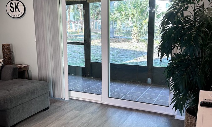 Park East Condo | Enjoy everything Sarasota has to offer! Close to downtown, and gulf beaches.