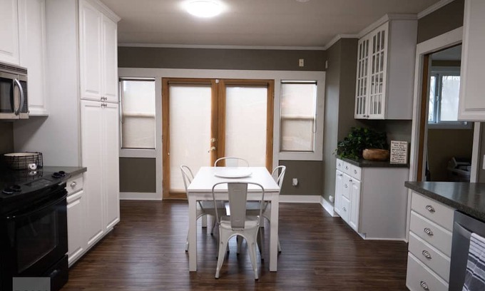 Norkirk House | Cottage Home in Heart of Kirkland w/Yard for Pets