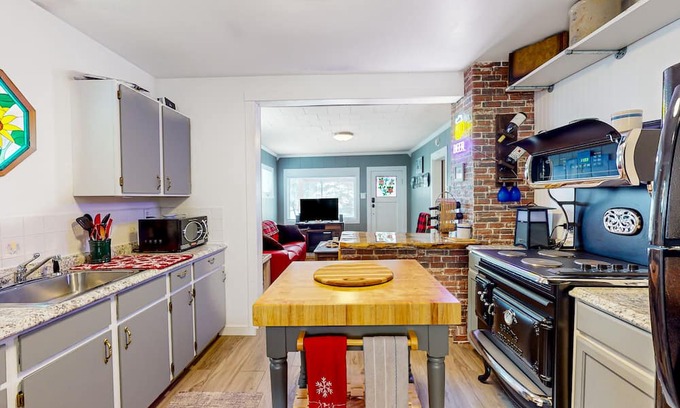 Mullan House | Delightful alpine retreat with deck & games - near ski slopes & trails - dogs ok