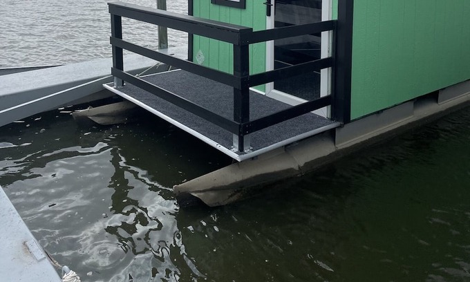 Sandusky Boat Rental | Escape on the Water-Tiny Houseboat @ SoLSTAY Resort