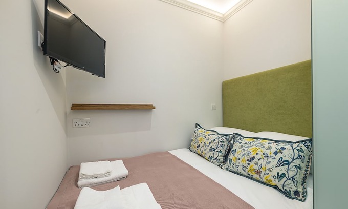 Campden Apartment | Tiny Kensington Studio, 5 mins to Kensington Palace & 10 mins to Portobello Rd