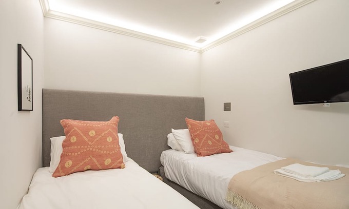 Campden Apartment | Twin bed Kensington Studio, 5mins to Kensington Palace & 10mins to Portobello Rd