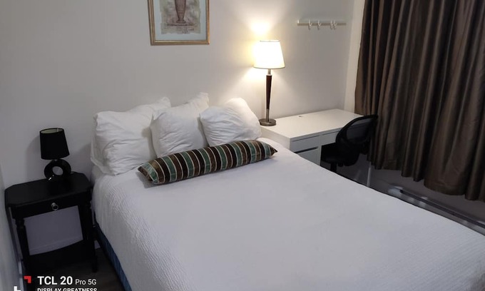 Saanich Bed & Breakfast | Sweet House b & b on uptown of Victoria Room 2. (Saanich licence No:18707)