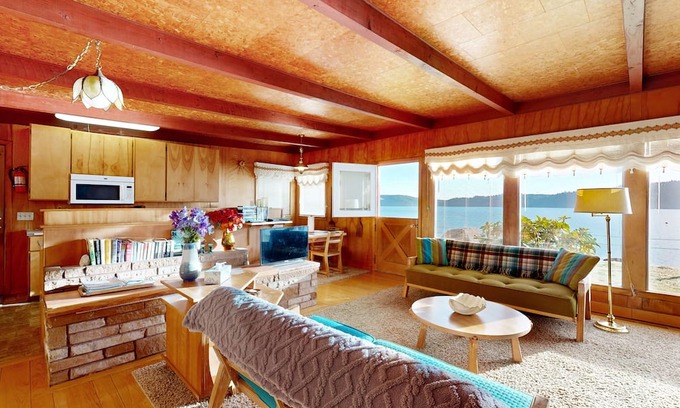 Matlock House | Charming waterfront cottage with panoramic Hood Canal views