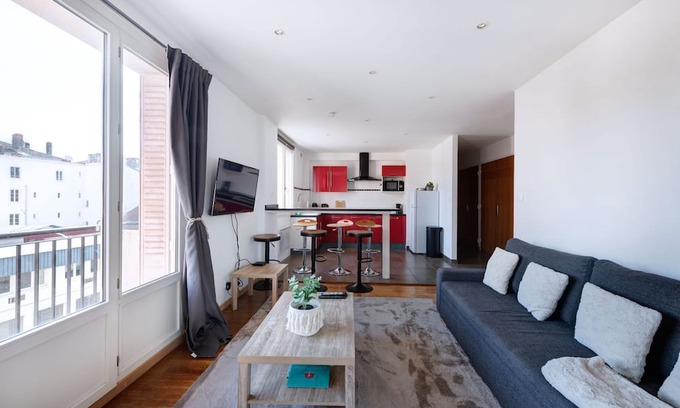 Saint Michel - Mairie Apartment | Apartment-Private Bathroom