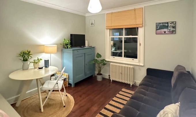 Dalgarno Apartment | Cosy & Charming 1BD Flat — Kensal Rise, London!