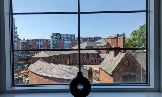 The Westside Apartment | Brindley Apt - Free Allocated Parking!