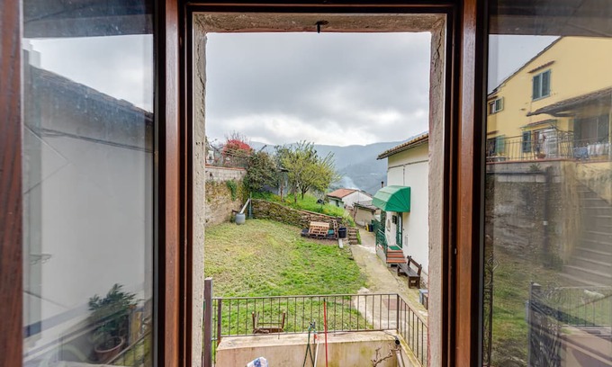 Pistoia House | Holiday Home 'Casetta Rossa Di Forra Al Pitta' with Mountain View, Private Garden and Wi-Fi
