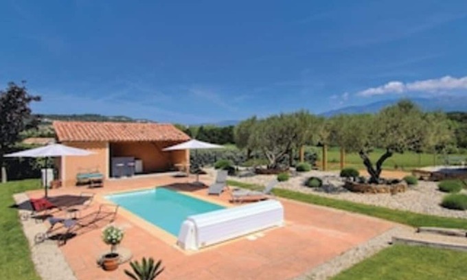 Mormoiron House | Holiday Home 'Gîte En Campagne Piscine Chauffée' with Mountain View, Garden and Wi-Fi