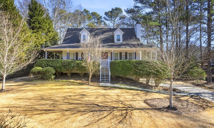Acworth House | 3 BR - Garden Views - Smart TVs - Porch Swing - Fenced Yard - Washer & Dryer