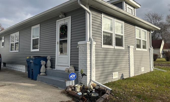 Mishawaka House | Cozy "pet-friendly" quiet, close to Notre Dame, and in a very safe location.