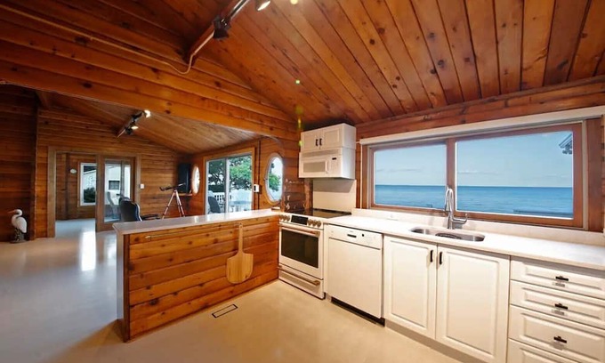 Lusby Cabin | Private beach!! Horizon views of the Chesapeake Bay!! Quaint updated log cabin!!