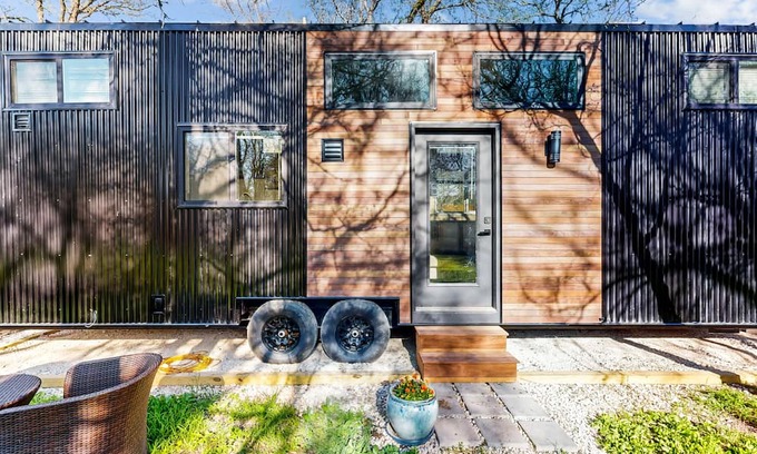 Manor House | Darling Texas tiny home with a kitchenette, washer/dryer, & AC