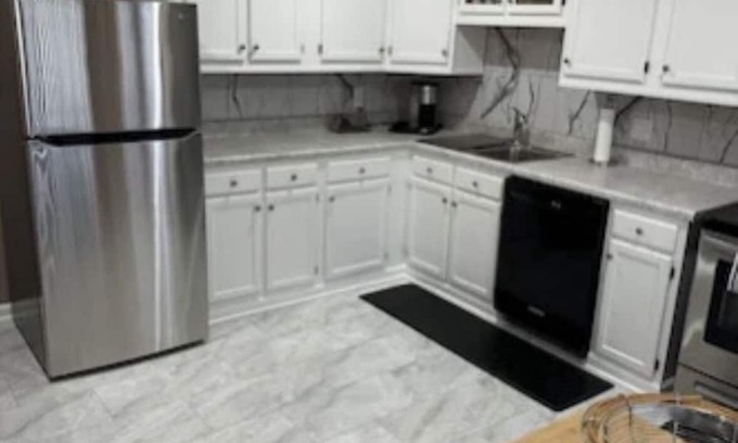 Fairview Park Apartment | Charming new 2-bedroom apartment with AC and WiFi in lovely Fairview Park