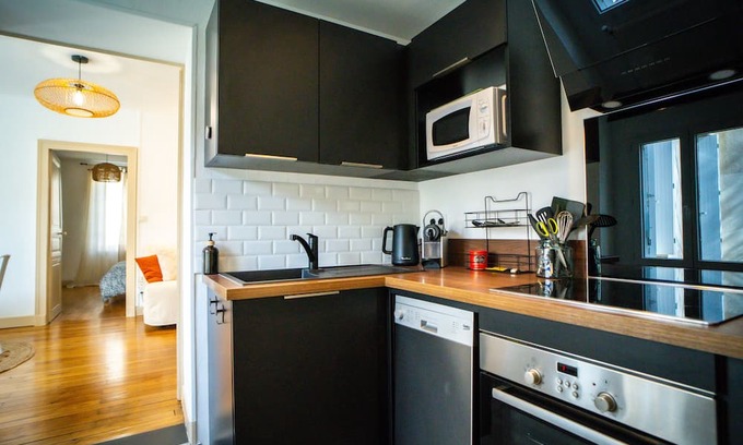 Chateauroux House | Functional townhouse parking terrace and Emma Queen bed close to trains + centre