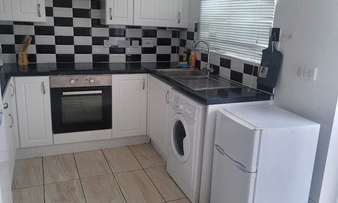 Thamesmead House | Exquisite 3-Bed Royal Pearl Home in Greater London