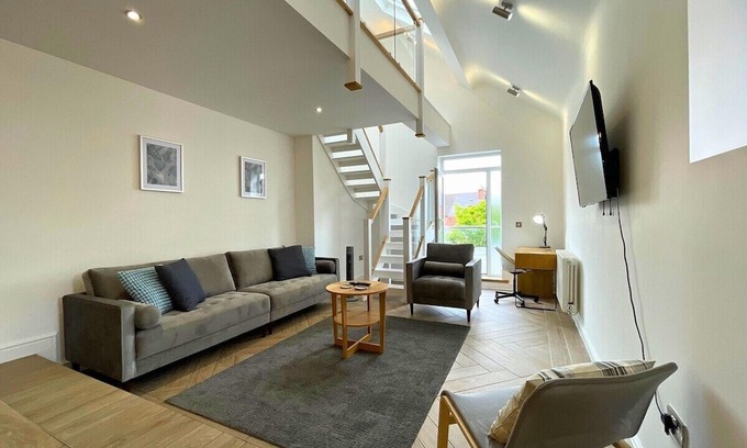Doncaster Apartment | 4 Bedroom Duplex Near Races and Hospital, Sleeps 7