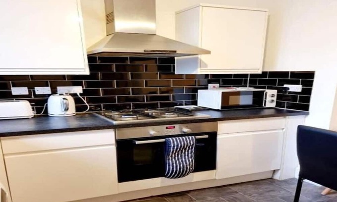 Mile End Apartment | Evo Mile- 2 Bedroom Flat, Sleeps Upto 3, 3 min walk to Mile End Station
