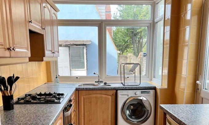Lea Bridge House | Pair Paradise Haven - Double room