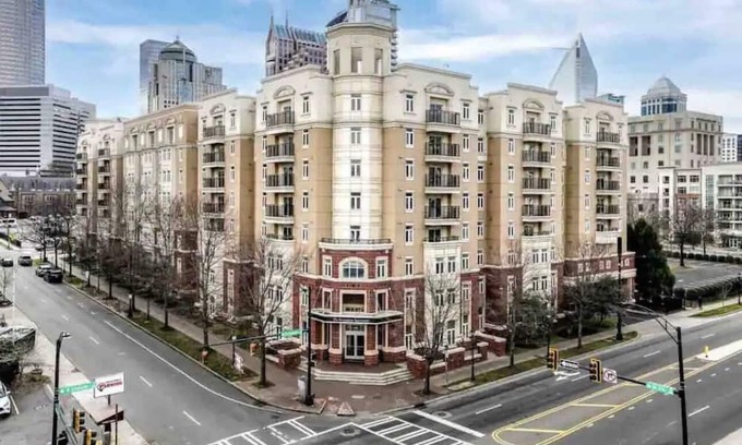 Third Ward Apartment | Spacious and Modern 4 Bedroom Uptown Charlotte. Walk to Bank of America Stadium!