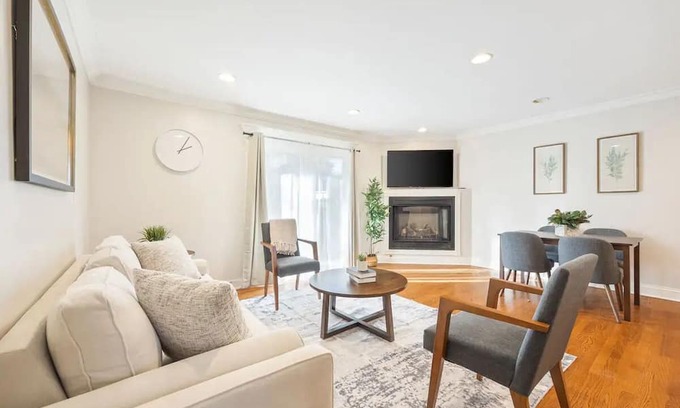 Arlington Heights House | Exquisite 4Bed 2bath house luxry Arlington Heights