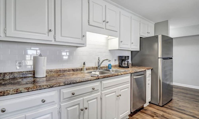 Statesboro Apartment | Eagle s Landing Loft-downtown Above Bull Barrel