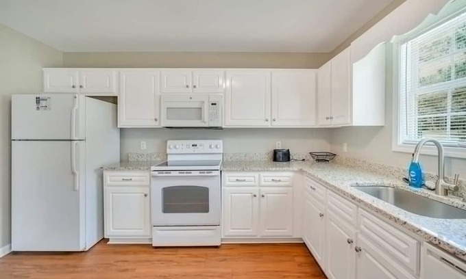 Statesboro House | Charming Gray Home- 5 Mins From GSU