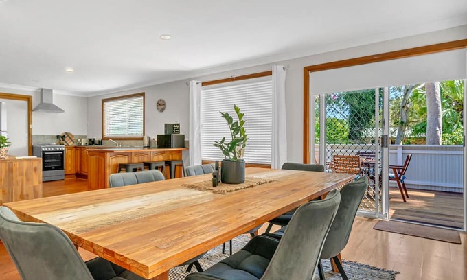 Silverwater House | Renovated 3 bedroom house Close to the lake with room to park your boat!