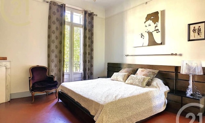 Cannes City Centre Apartment | Stunning spacious 3 bed apartment with Juliette balcony. 5 min walk from Palais