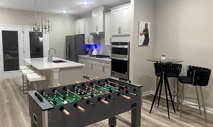 East Raleigh House | Beautiful home 7 min from Downtown, 10 min from PNC Arena, and 18 min from RDU.