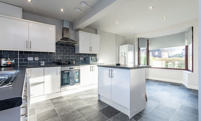 Billingham House | Contractor-Friendly 3 Bed Home in Billingham