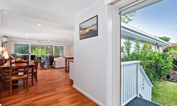 Dora Creek House | Spacious Waterfront Delight with Free Wifi. Spend some Lazy Dayz at Dora Creek