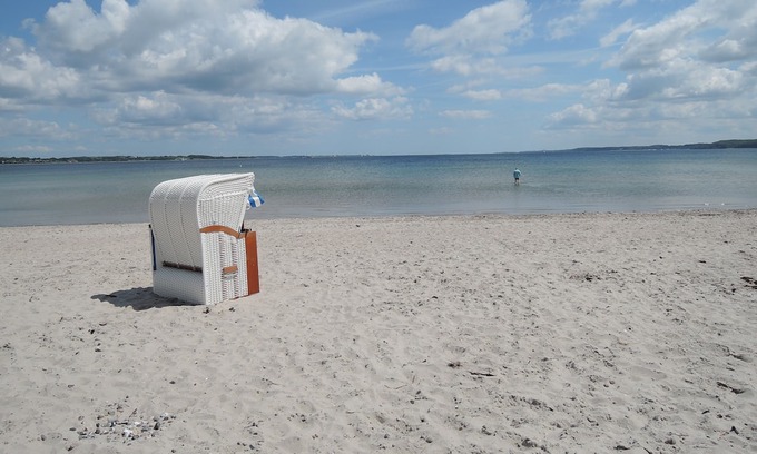 Drei Apartment | Ruhige Ferienwohnung Direkt - 1 min - am Schönen Flachen Sandstrand