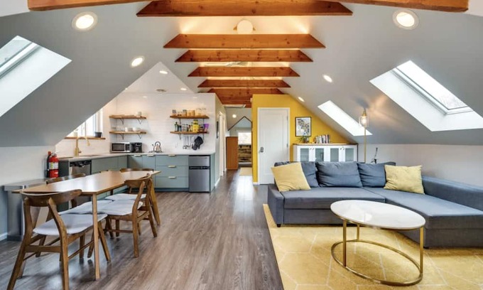 Cole House | HOT TUB! Beautifully renovated attic loft in the heart of Cole!