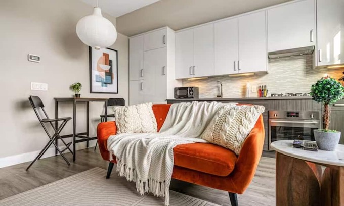 Crescent Heights Apartment | Cozy & Comfy DT Suite