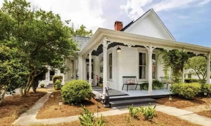 De Funiak Springs House | Minutes from historic downtown and Lake Defuniak! Pet friendly 🐶