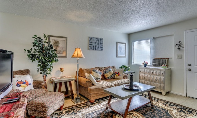 Downtown Apartment | Centrally Located Apt ~ Half-Mi to UCSF Fresno!