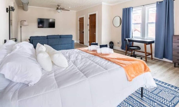 Dayton Apartment | BIG Room by UD+LUX Queenbed+Wifi+Prkg+Kitchenette