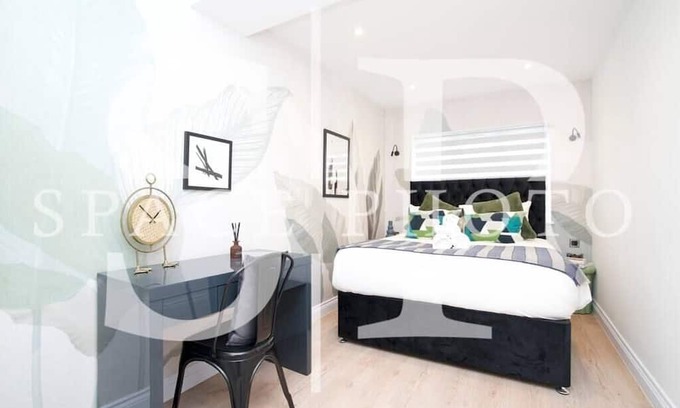 Uxbridge South Apartment | Tranquil Foliage Haven: Stylish 1BR Apartment