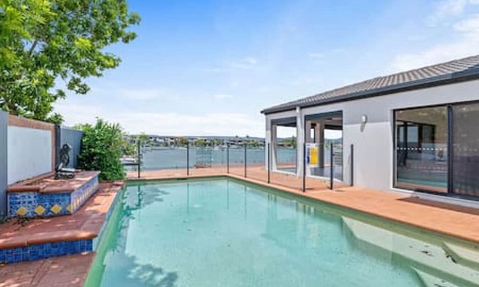 Helensvale House | Waterfront House w/ Pool & Brand-new Furnitures!