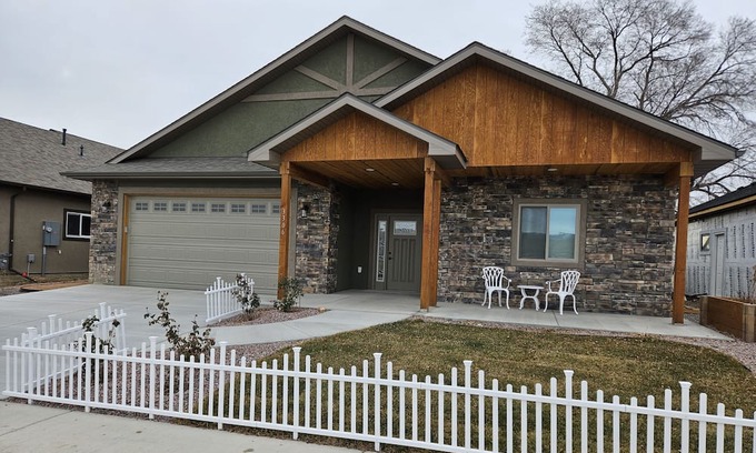 Montrose House | New, high-end home with mountain views. 5-10 mins from all amenities.