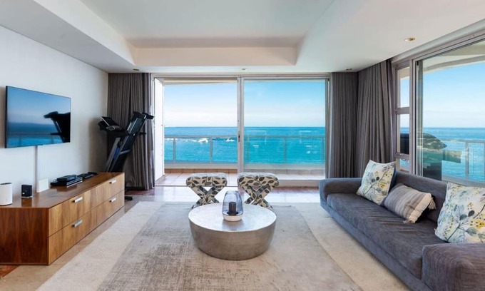 Bantry Bay Apartment | Expansive Three Bedroom Clifton Apartment with Breathtaking views