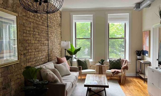 Wicker Park Condo | Beautiful, Clean 2BD/1BA private entrance+parking