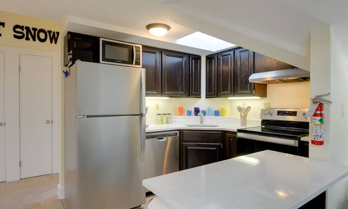 West Dover Apartment | West Dover Condo w/Fireplace: Half Mi to Mt. Snow