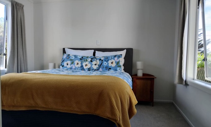 Waitarere Beach House | The Seashell - central, private, comfortable Incl bedding and linen, wifi