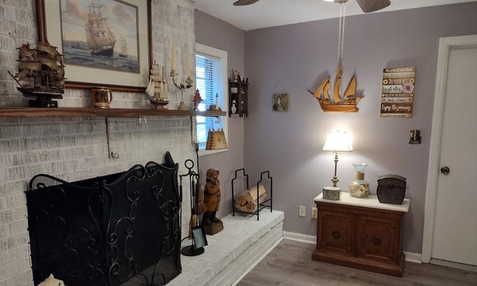 Dock Junction House | Shady Oaks Retreat Pet Friendly in the Heart of Brunswick