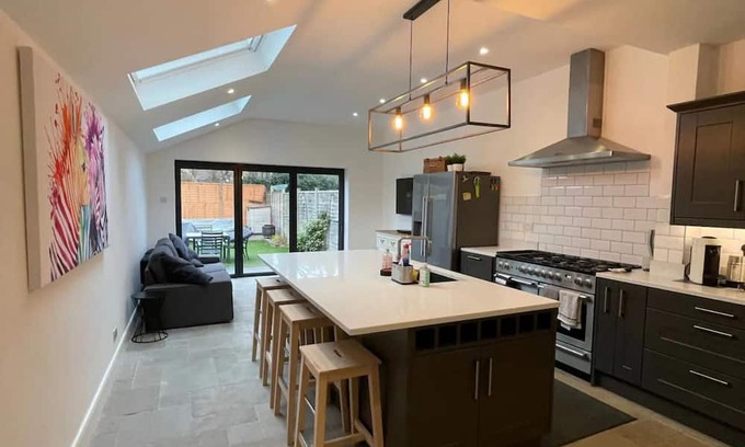 Canbury Apartment | Stunning 3 Bed House