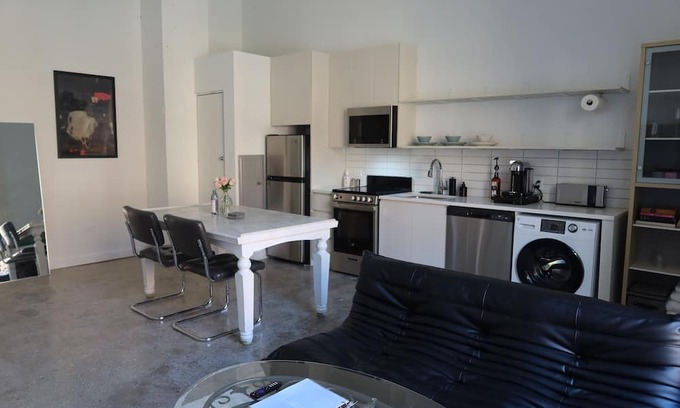 Uptown Apartment | Maisons de Promettre Modern Elegance Suite in the Heart of Uptown Chicago