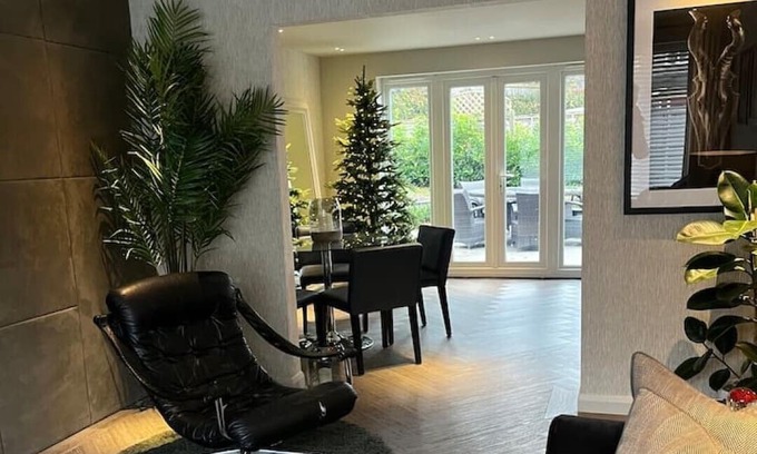 Bagshot House | Penny Hill