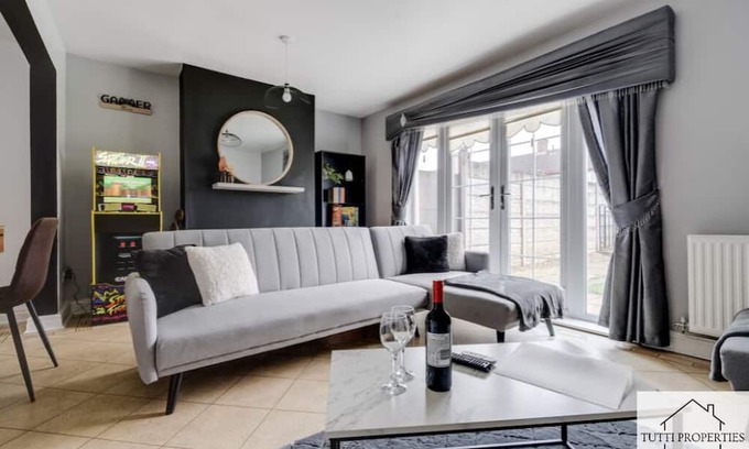 Kirkby House | Beautiful Home from Home In Liverpool, Perfect for Families and Contractors.